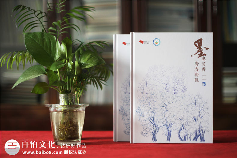制作獨(dú)特的同學(xué)畢業(yè)相冊(cè)-留住校園的美好第1張-宣傳畫冊(cè),紀(jì)念冊(cè)設(shè)計(jì)制作-價(jià)格費(fèi)用,文案模板,印刷裝訂,尺寸大小