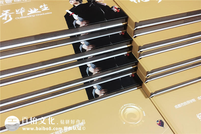 大學(xué)畢業(yè)相冊制作在多年后的回憶載體 大學(xué)畢業(yè)紀(jì)念冊的青春回憶！第5張-宣傳畫冊,紀(jì)念冊設(shè)計(jì)制作-價(jià)格費(fèi)用,文案模板,印刷裝訂,尺寸大小