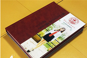 畢業(yè)多年后翻閱畢業(yè)紀(jì)念冊(cè)的回憶 制作畢業(yè)冊(cè)之后的感悟！